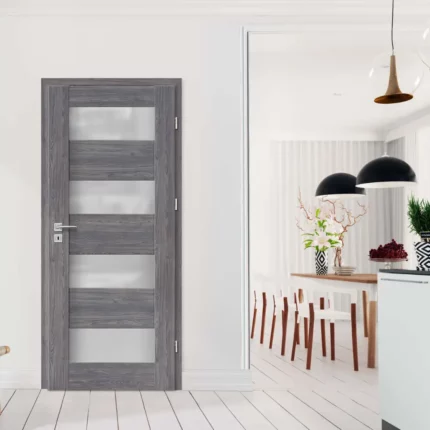 Debecja vidaus durys – elegantiškas ir praktiškas pasirinkimas. Kokybiška konstrukcija, modernus dizainas ir atspari ekodanga užtikrina ilgaamžiškumą bei lengvą priežiūrą. Puikiai tinka įvairiems interjero stiliams.